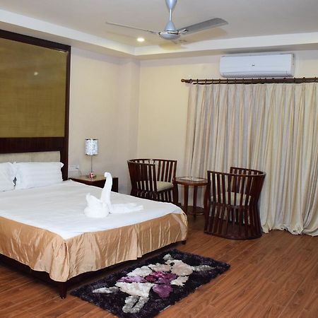 Hotel Grand Palace Jorhāt Esterno foto
