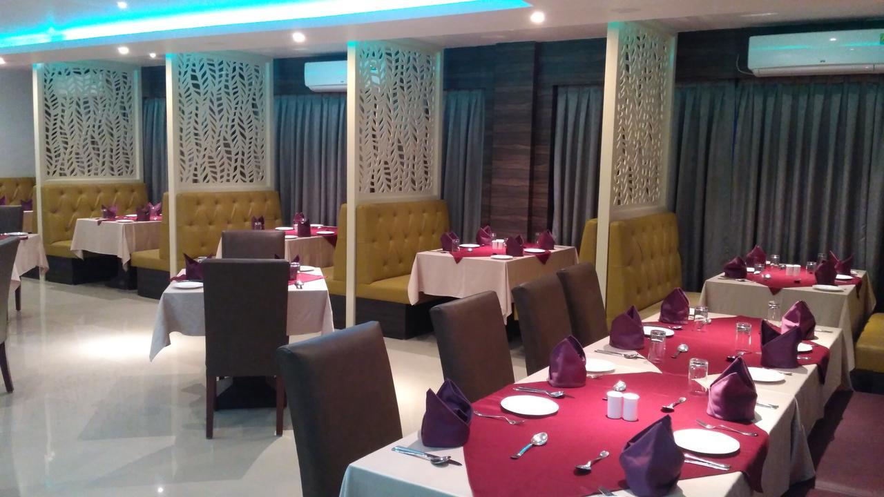 Hotel Grand Palace Jorhāt Esterno foto