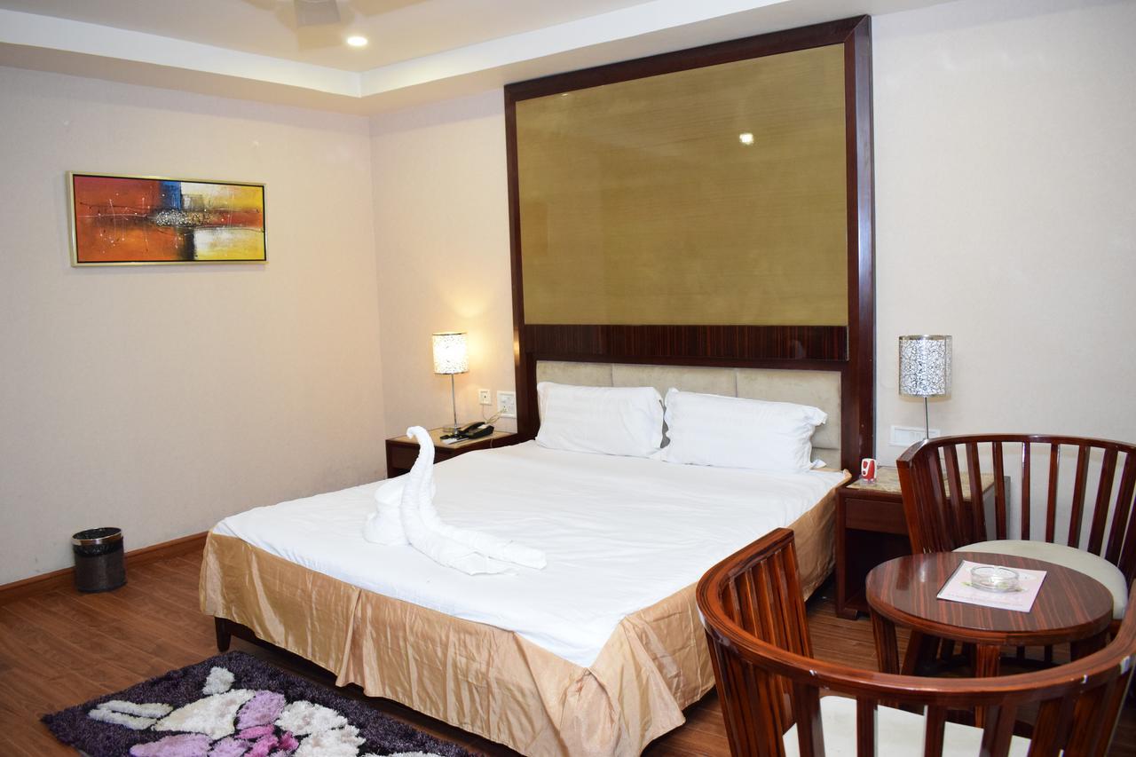 Hotel Grand Palace Jorhāt Esterno foto