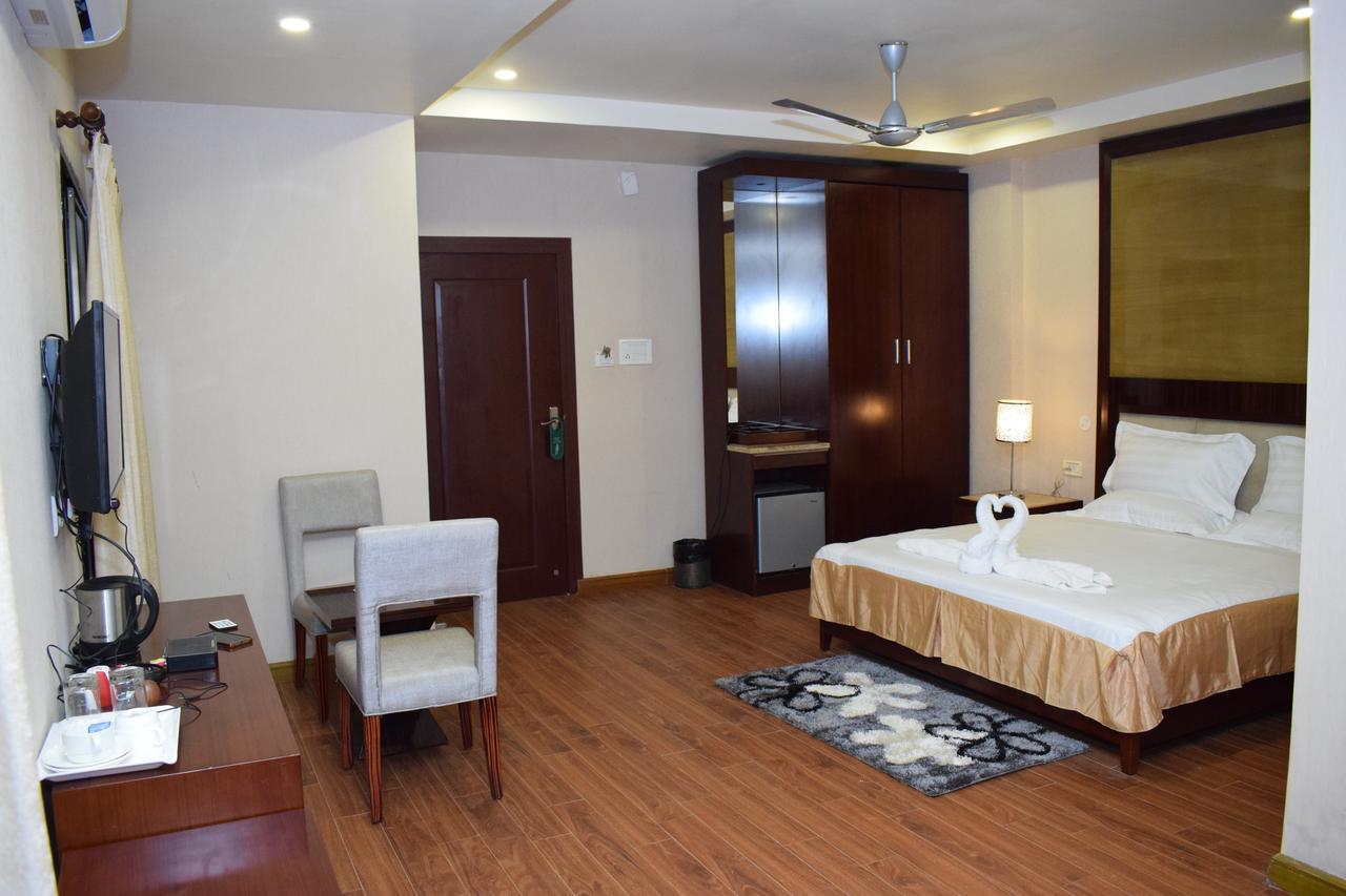 Hotel Grand Palace Jorhāt Esterno foto