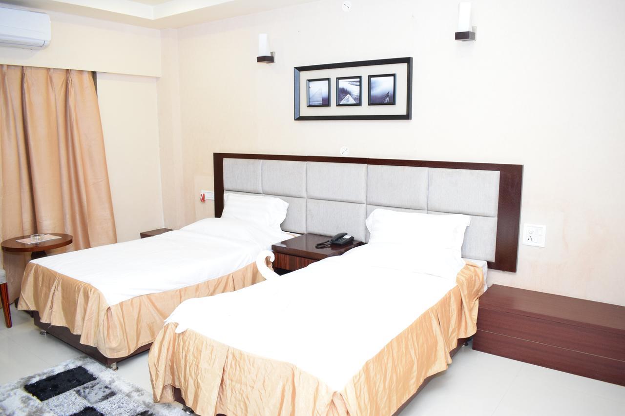 Hotel Grand Palace Jorhāt Esterno foto