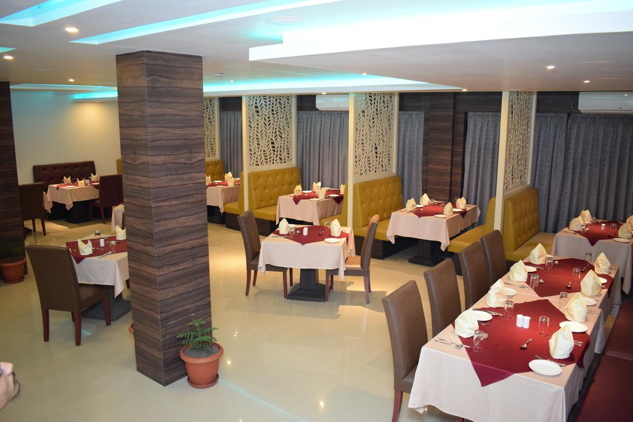 Hotel Grand Palace Jorhāt Esterno foto
