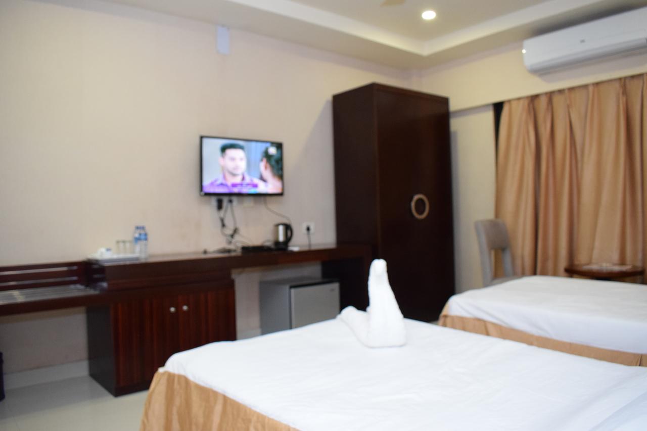 Hotel Grand Palace Jorhāt Esterno foto