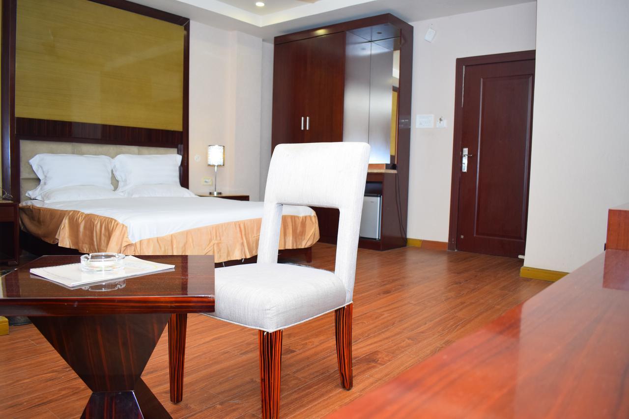 Hotel Grand Palace Jorhāt Esterno foto